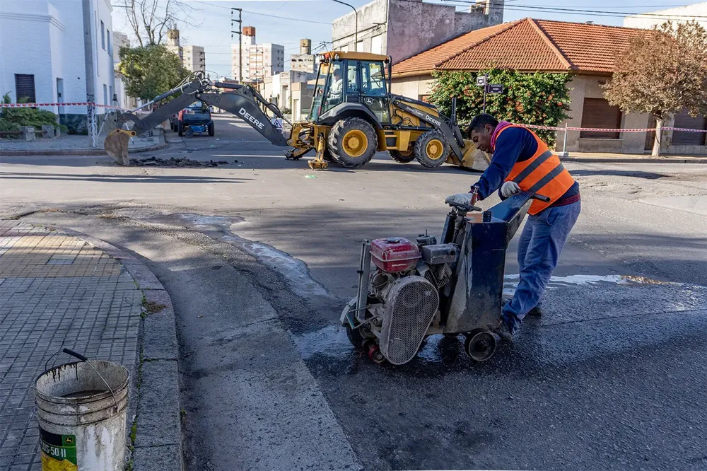 thumbnail_2025-04-28 comienzo obra bocacalle y bacheo 03(foto Lucas Tedesco)